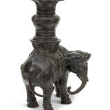 A BRONZE MODEL OF AN ELEPHANT AND VASE - фото 5