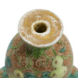 A FAMILLE ROSE 'DOUBLE-GOURD' SNUFF BOTTLE - фото 4