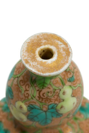 A FAMILLE ROSE 'DOUBLE-GOURD' SNUFF BOTTLE - фото 4