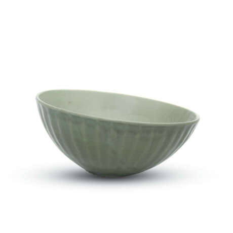A LARGE MOULDED AND INCISED LONGQUAN CELADON 'LOTUS PETAL' BOWL - фото 3