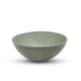 A LARGE MOULDED AND INCISED LONGQUAN CELADON 'LOTUS PETAL' BOWL - фото 4