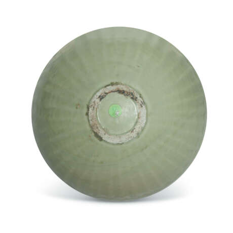 A LARGE MOULDED AND INCISED LONGQUAN CELADON 'LOTUS PETAL' BOWL - фото 6