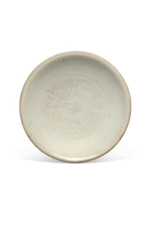 A SMALL CARVED DING ‘LOTUS’ DISH - Foto 1