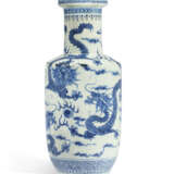 A LARGE BLUE AND WHITE 'DRAGON' VASE - фото 1