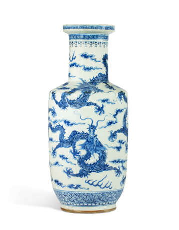 A LARGE BLUE AND WHITE 'DRAGON' VASE - photo 2