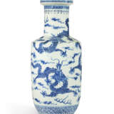 A LARGE BLUE AND WHITE 'DRAGON' VASE - фото 2