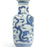 A LARGE BLUE AND WHITE 'DRAGON' VASE - фото 3