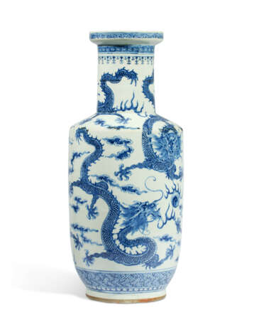 A LARGE BLUE AND WHITE 'DRAGON' VASE - фото 3