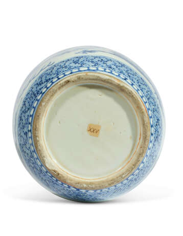 A LARGE BLUE AND WHITE 'DRAGON' VASE - photo 4