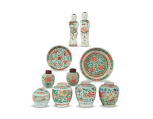A GROUP OF TEN WUCAI VESSELS AND FIGURES