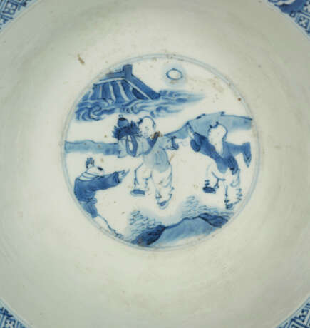 A BLUE AND WHITE 'FIGURAL' BOWL - photo 2