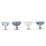 THREE BLUE AND WHITE STEM CUPS AND A WHITE-GLAZED MOULDED STEM CUP - фото 2