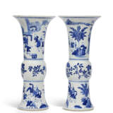 A PAIR OF BLUE AND WHITE VASES, GU - фото 2