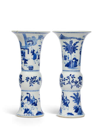 A PAIR OF BLUE AND WHITE VASES, GU - фото 2