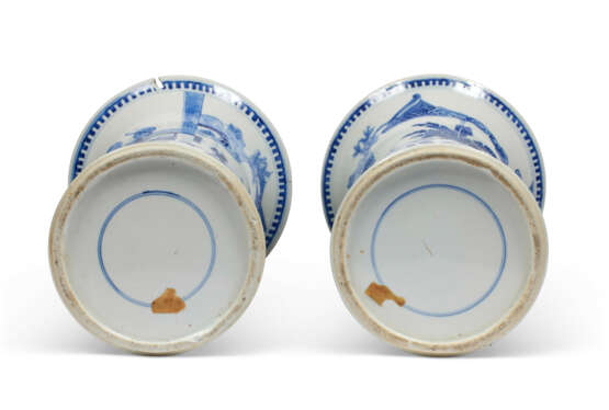 A PAIR OF BLUE AND WHITE VASES, GU - фото 3