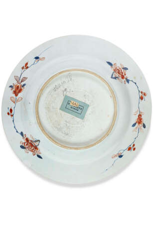 A PAIR OF FAMILLE VERTE-IMARI DISHES - фото 2