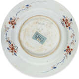A PAIR OF FAMILLE VERTE-IMARI DISHES - фото 3
