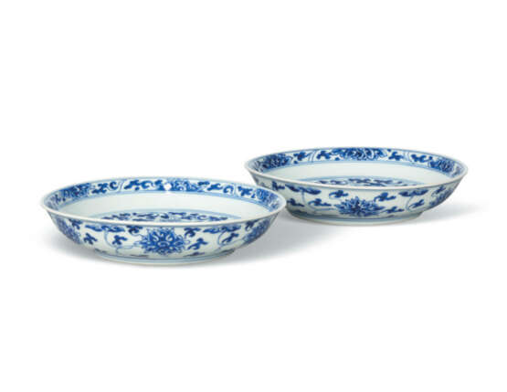 A PAIR OF BLUE AND WHITE 'LOTUS' DISHES - Foto 2