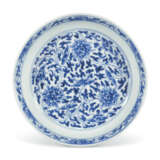 A PAIR OF BLUE AND WHITE 'LOTUS' DISHES - photo 3