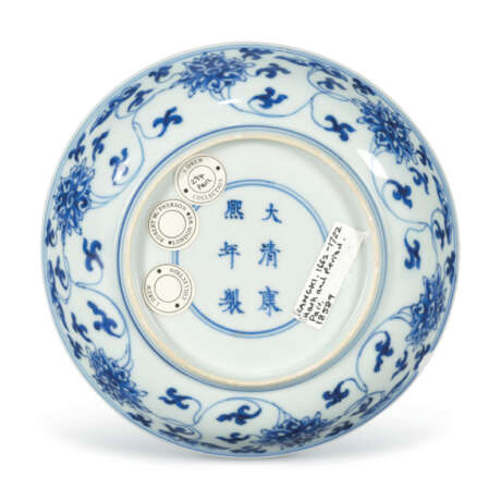 A PAIR OF BLUE AND WHITE 'LOTUS' DISHES - Foto 4