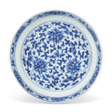 A PAIR OF BLUE AND WHITE 'LOTUS' DISHES - Foto 5
