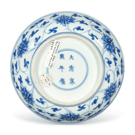 A PAIR OF BLUE AND WHITE 'LOTUS' DISHES - Foto 6