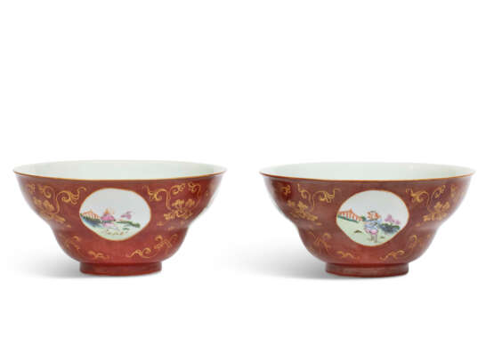 A PAIR OF CORAL-GROUND FAMILLE ROSE 'EUROPEAN SUBJECT' OGEE MEDALLION BOWLS - фото 2