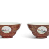 A PAIR OF CORAL-GROUND FAMILLE ROSE 'EUROPEAN SUBJECT' OGEE MEDALLION BOWLS - photo 2