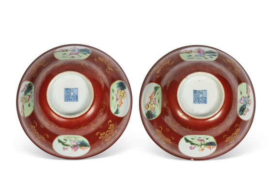 A PAIR OF CORAL-GROUND FAMILLE ROSE 'EUROPEAN SUBJECT' OGEE MEDALLION BOWLS - фото 3