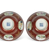 A PAIR OF CORAL-GROUND FAMILLE ROSE 'EUROPEAN SUBJECT' OGEE MEDALLION BOWLS - Foto 3