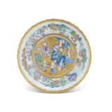 A FAMILLE ROSE AND GILT-DECORATED 'EIGHT IMMORTALS' DISH - фото 1