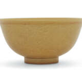 A YELLOW-GLAZED INCISED 'DRAGON' BOWL - фото 1