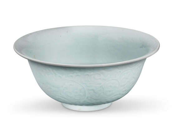 A LARGE MOULDED CELADON-GLAZED BOWL - фото 4