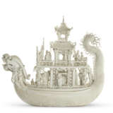 A BISCUIT PORCELAIN MODEL OF A DRAGON BOAT - фото 2