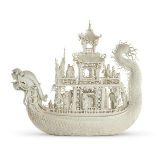A BISCUIT PORCELAIN MODEL OF A DRAGON BOAT - фото 2