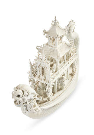 A BISCUIT PORCELAIN MODEL OF A DRAGON BOAT - фото 4