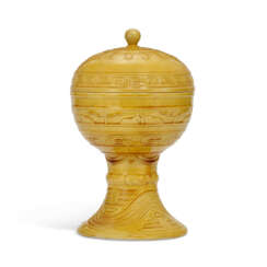 A YELLOW-GLAZED 'ARCHAISTIC' ALTAR VESSEL AND COVER, DOU