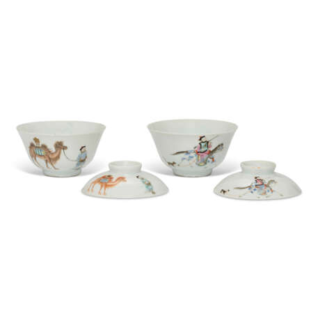 A PAIR OF FAMILLE ROSE 'CAMEL, GROOM AND MANCHU OFFICIAL' BOWLS AND COVERS - photo 2