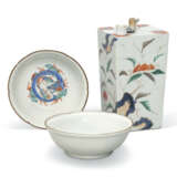 AN IMARI TOKURI BOTTLE AND A PAIR OF KAKIEMON-STYLE BOWLS - photo 1