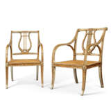 A PAIR OF ENGLISH CREAM-PAINTED AND PARCEL-GILT OPEN ARMCHAIRS - Foto 2