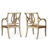 A PAIR OF ENGLISH CREAM-PAINTED AND PARCEL-GILT OPEN ARMCHAIRS - Foto 3