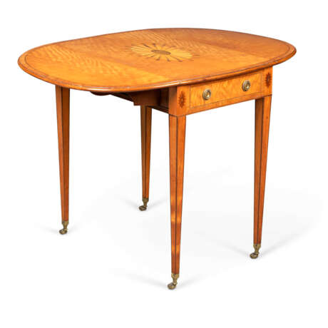 A GEORGE III SATINWOOD, HOLLY AND TULIPWOOD-CROSSBANDED PEMBROKE TABLE - фото 3