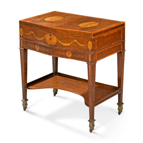 A GEORGE III HAREWOOD, TULIPWOOD AND MARQUETRY DRESSING-TABLE - Foto 5