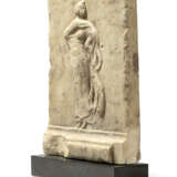 A GREEK MARBLE RELIEF FRAGMENT - Foto 2