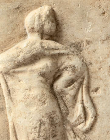 A GREEK MARBLE RELIEF FRAGMENT - Foto 3