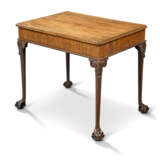 A GEORGE II PADOUK SIDE TABLE - Foto 3