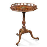 A GEORGE II BRASS-INLAID PADOUK AND GUADELOUPE OCTAGONAL TRIPOD TABLE - фото 2