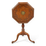 A GEORGE II BRASS-INLAID PADOUK AND GUADELOUPE OCTAGONAL TRIPOD TABLE - Foto 3