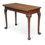 A GEORGE II PADOUK, MAHOGANY AND SYCAMORE CONCERTINA-ACTION CARD TABLE - фото 5