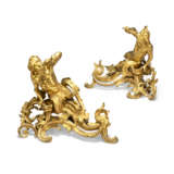 A PAIR OF LOUIS XV-STYLE ORMOLU CHENETS - Foto 1
